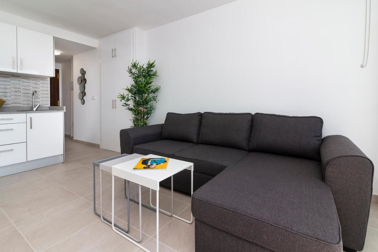 Homeforguest Modern And Recently Renovated Apartment In Arona Arona  Εξωτερικό φωτογραφία